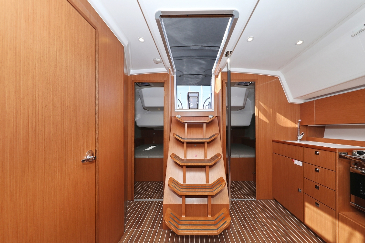 Bavaria C42 — photo 8