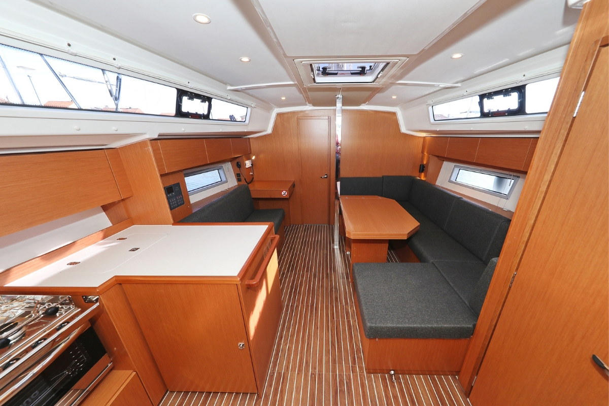 Bavaria C42 — photo 10
