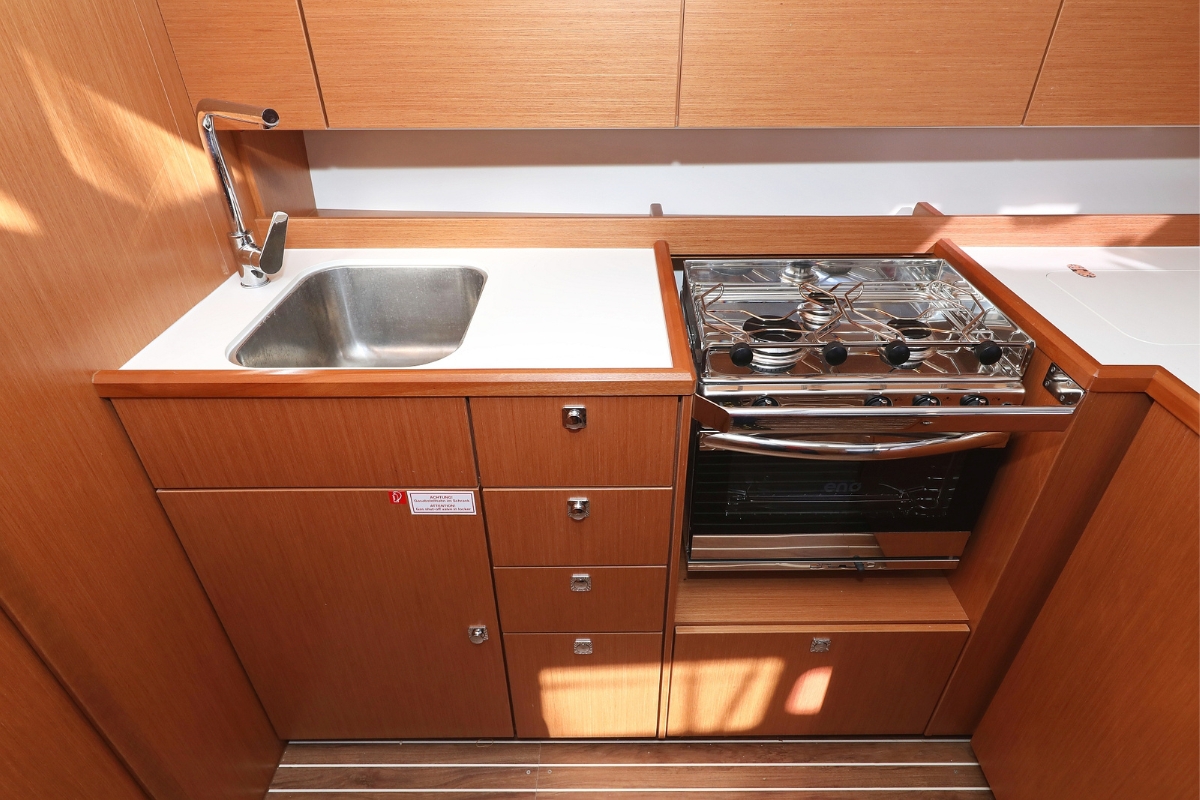 Bavaria C42 — photo 11