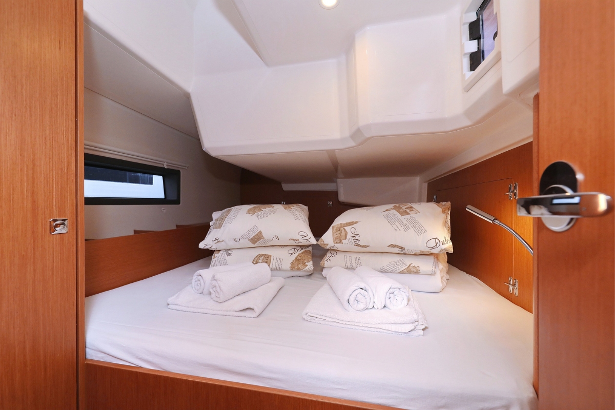 Bavaria C42 — photo 13