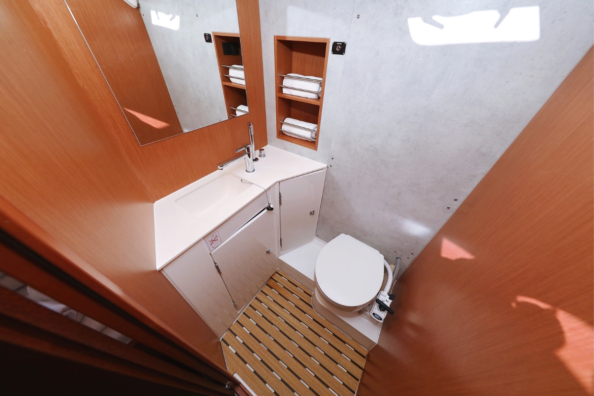 Bavaria C42 — photo 14