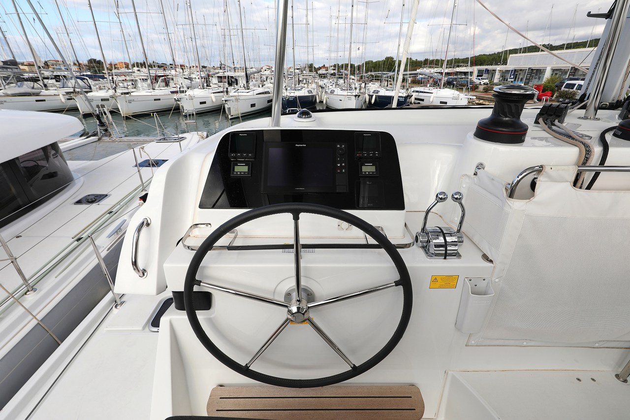 Lagoon 42 - 4 + 2 cab. — photo 8