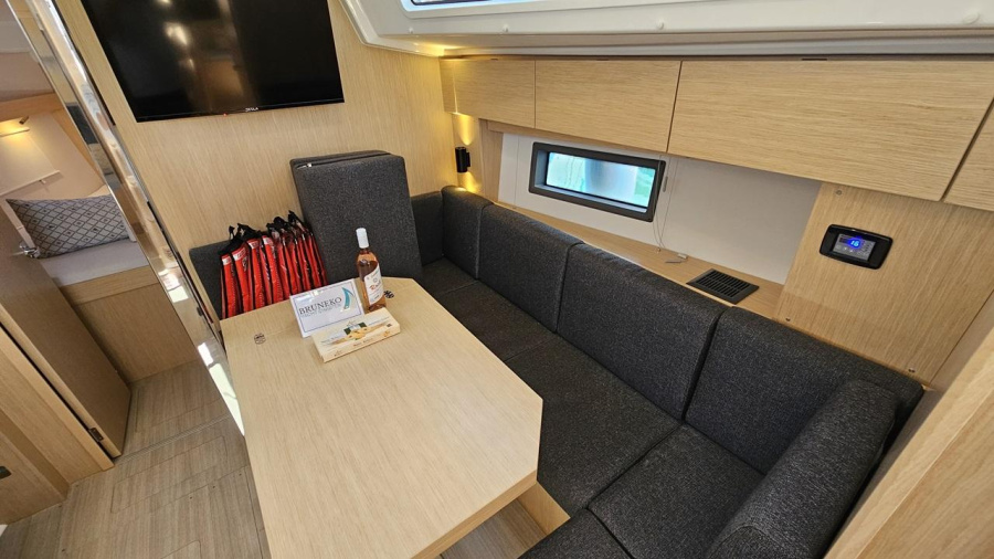 Bavaria C38 — photo 17