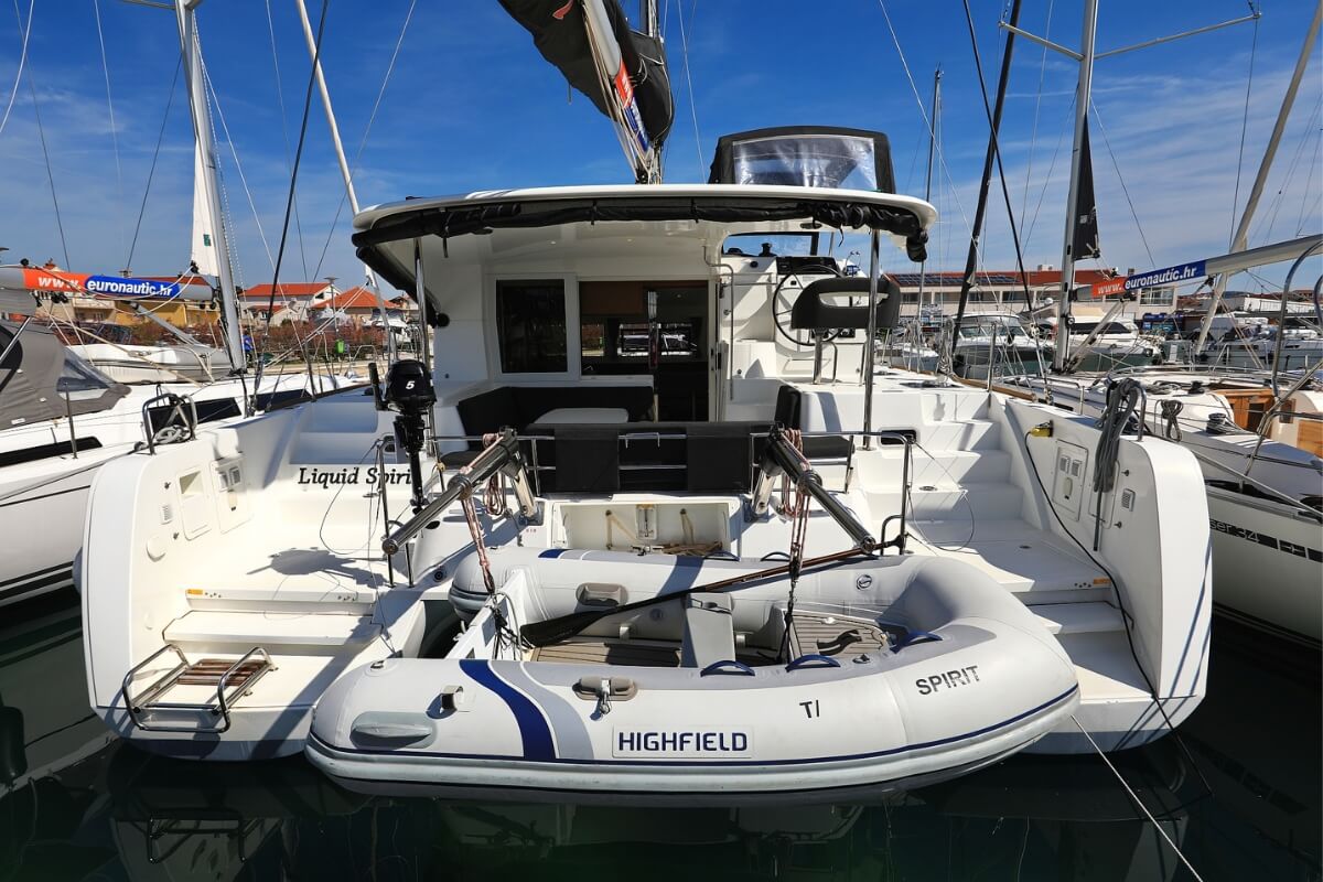 Lagoon 40 - 4 + 2 cab — photo 1