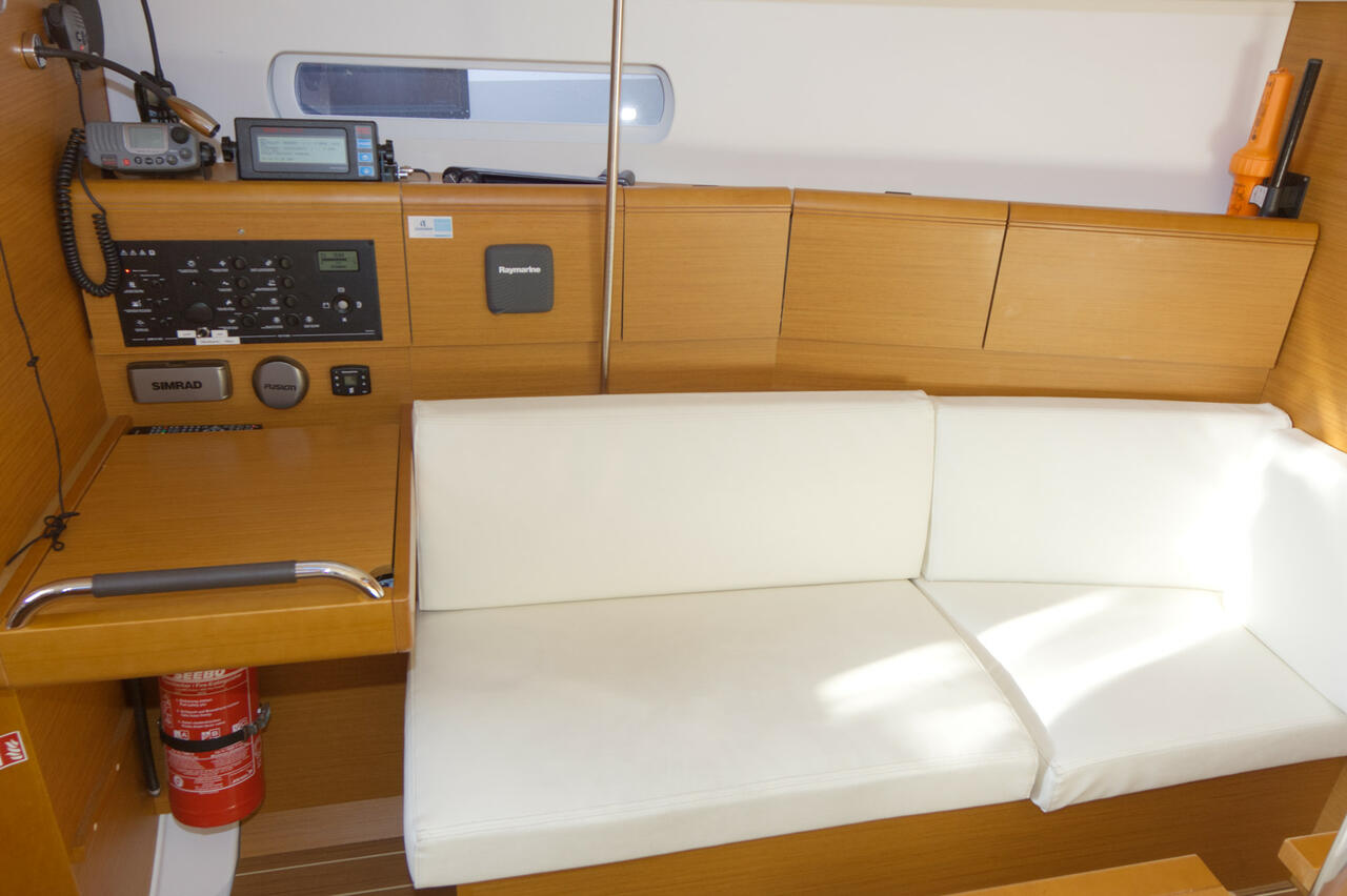 Sun Odyssey 379 — photo 11