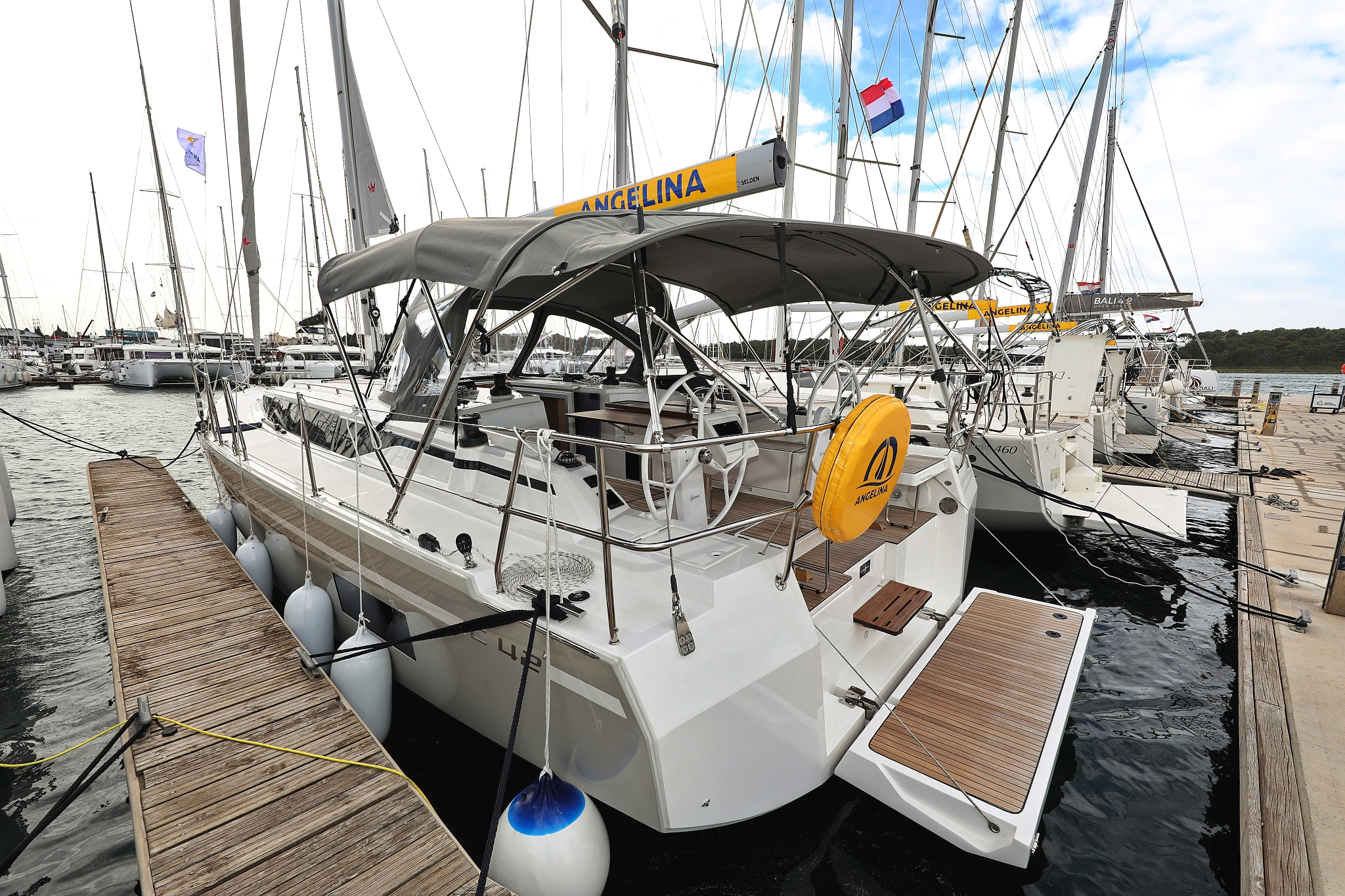Bavaria C42 — photo 4