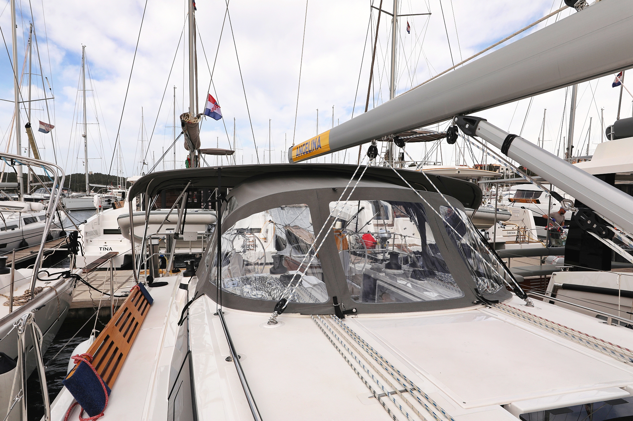Bavaria C42 — photo 12