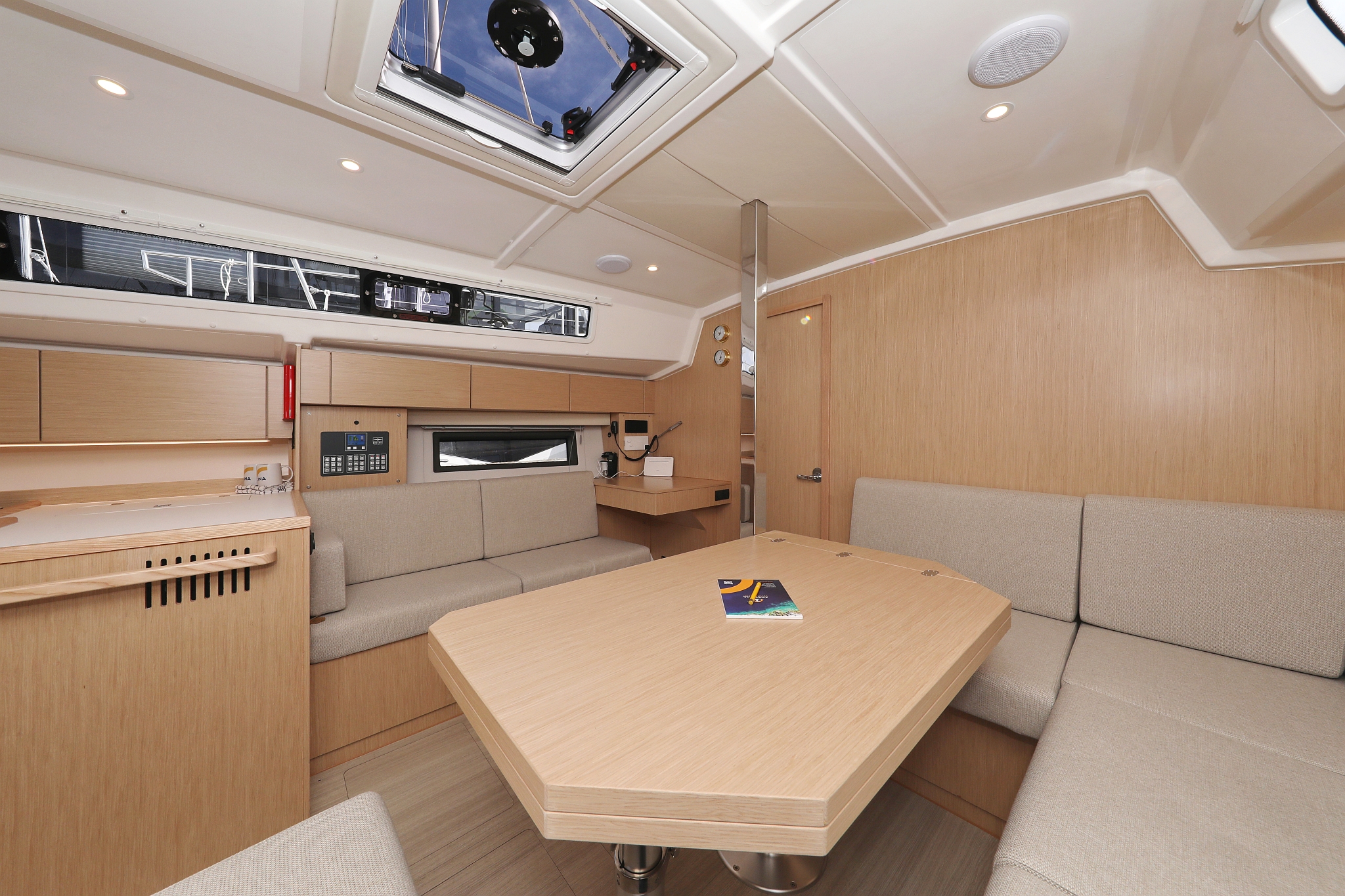 Bavaria C42 — photo 17