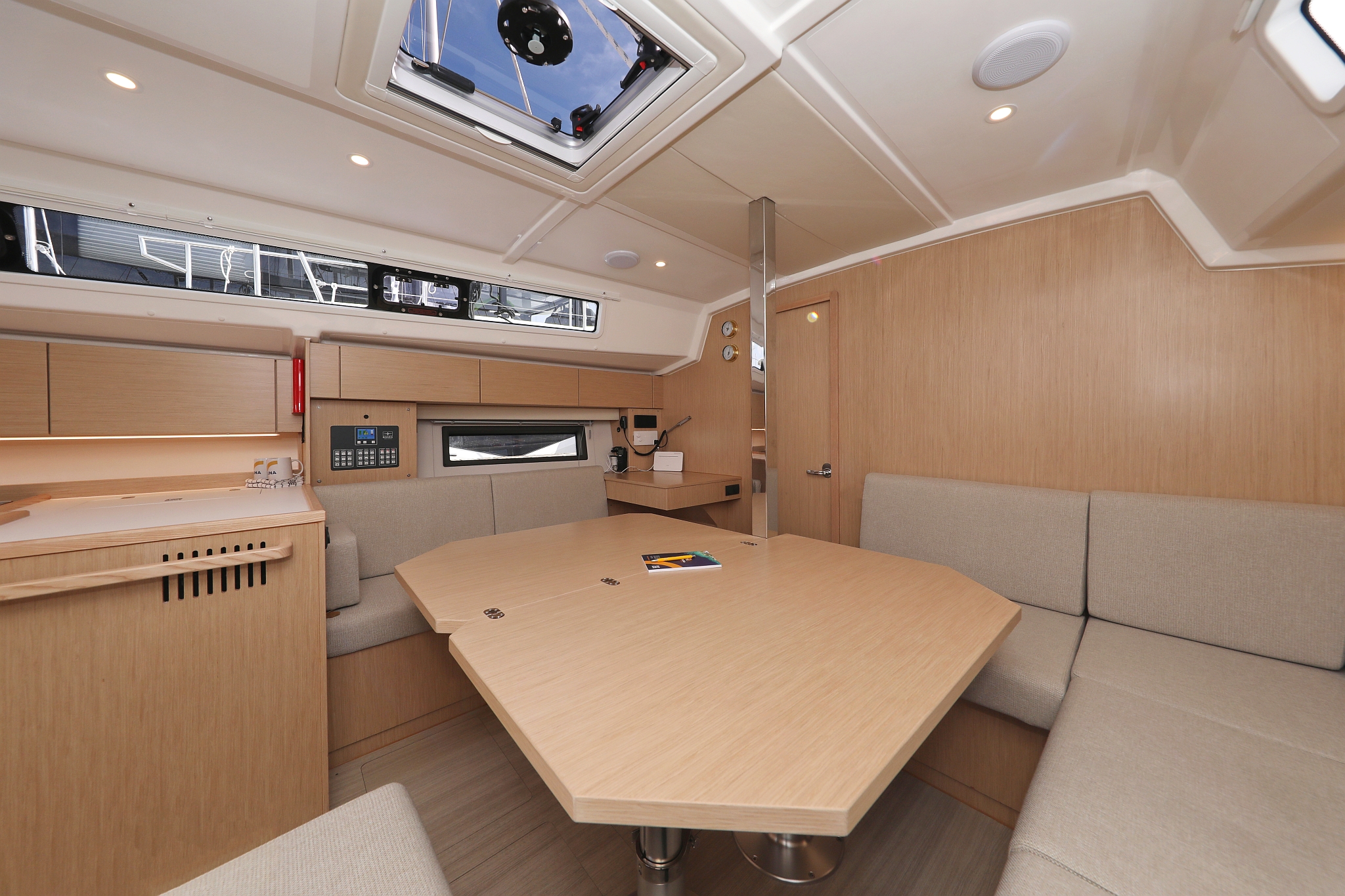 Bavaria C42 — photo 18