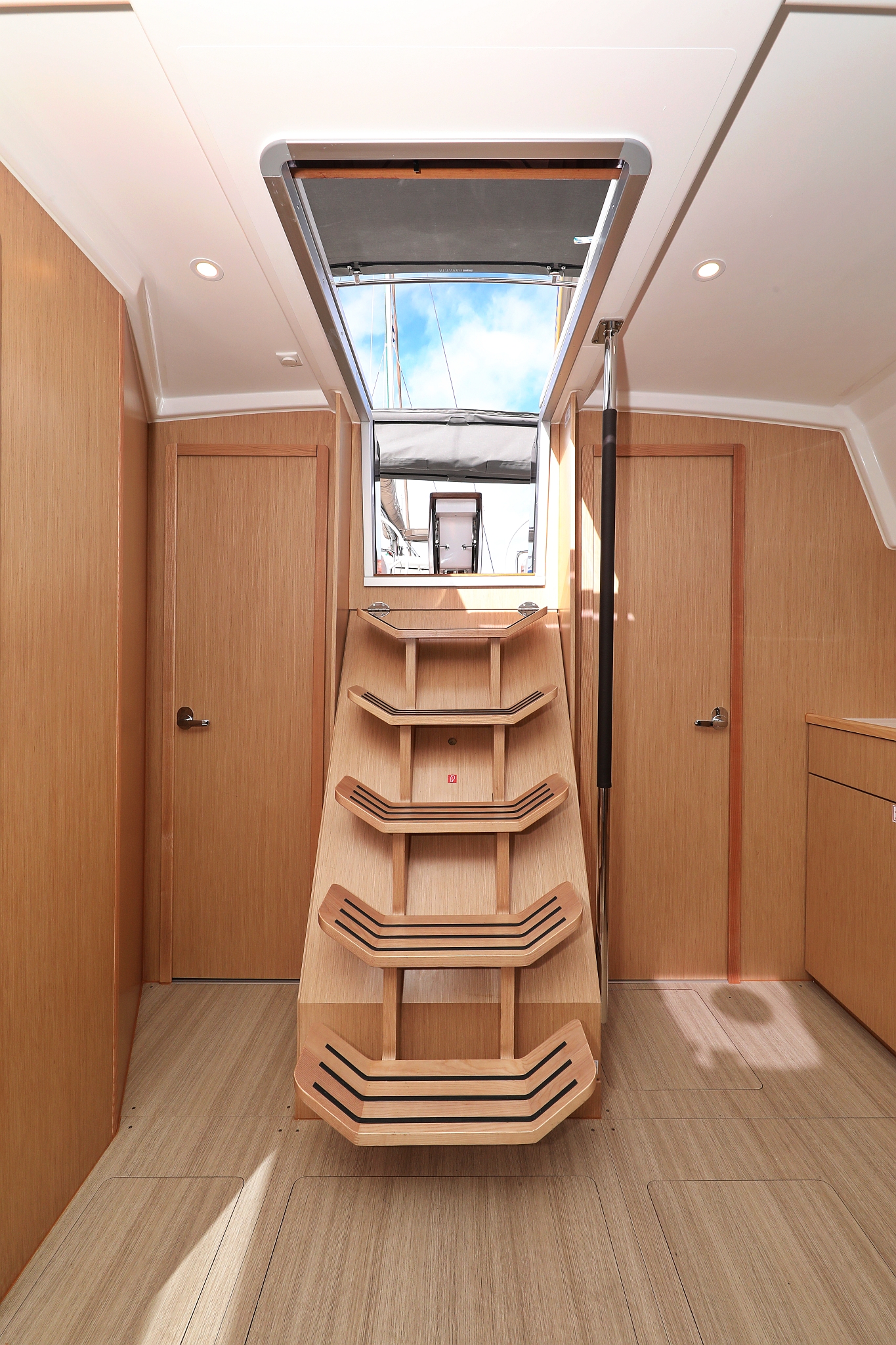 Bavaria C42 — photo 23