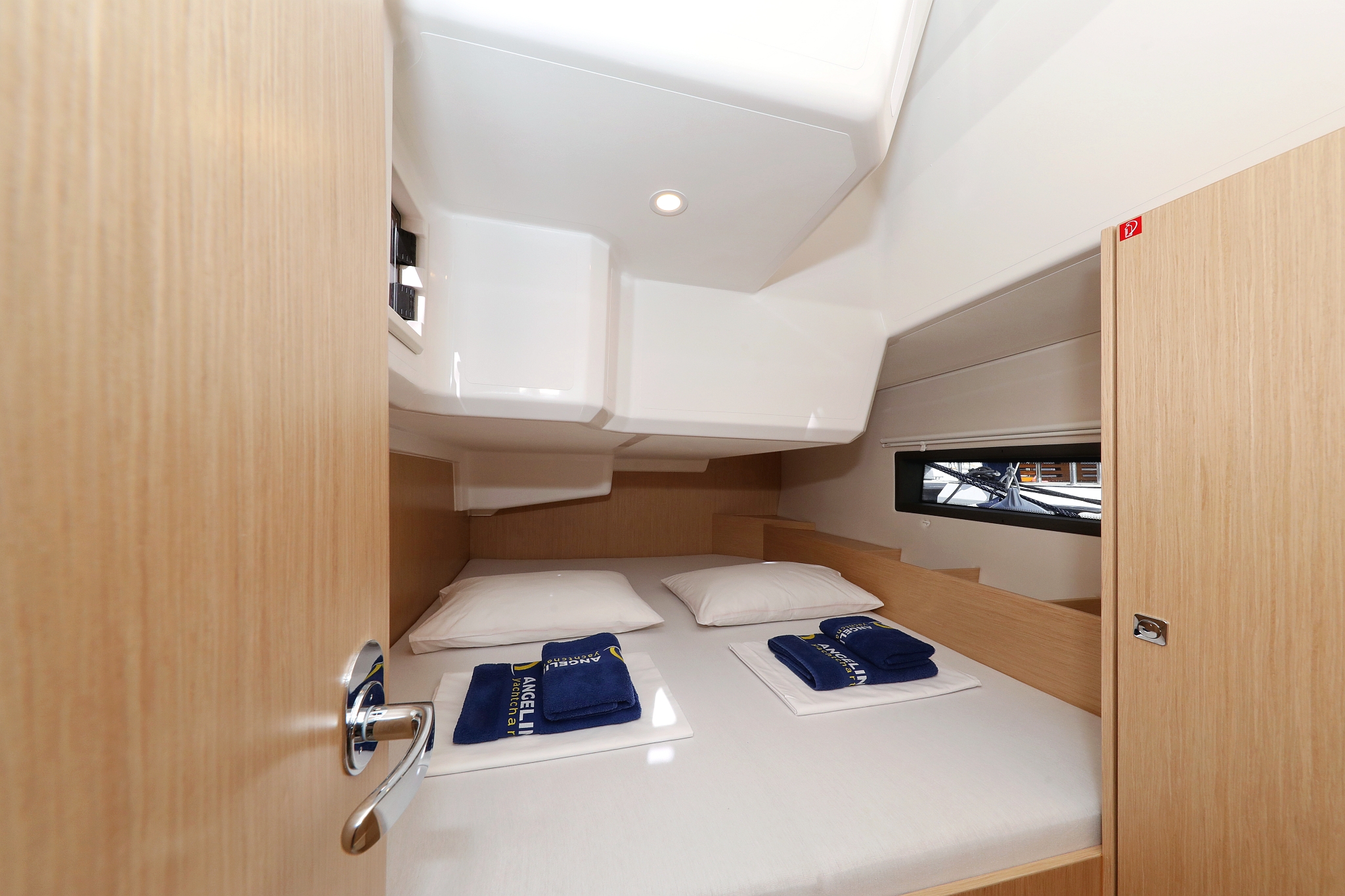 Bavaria C42 — photo 27