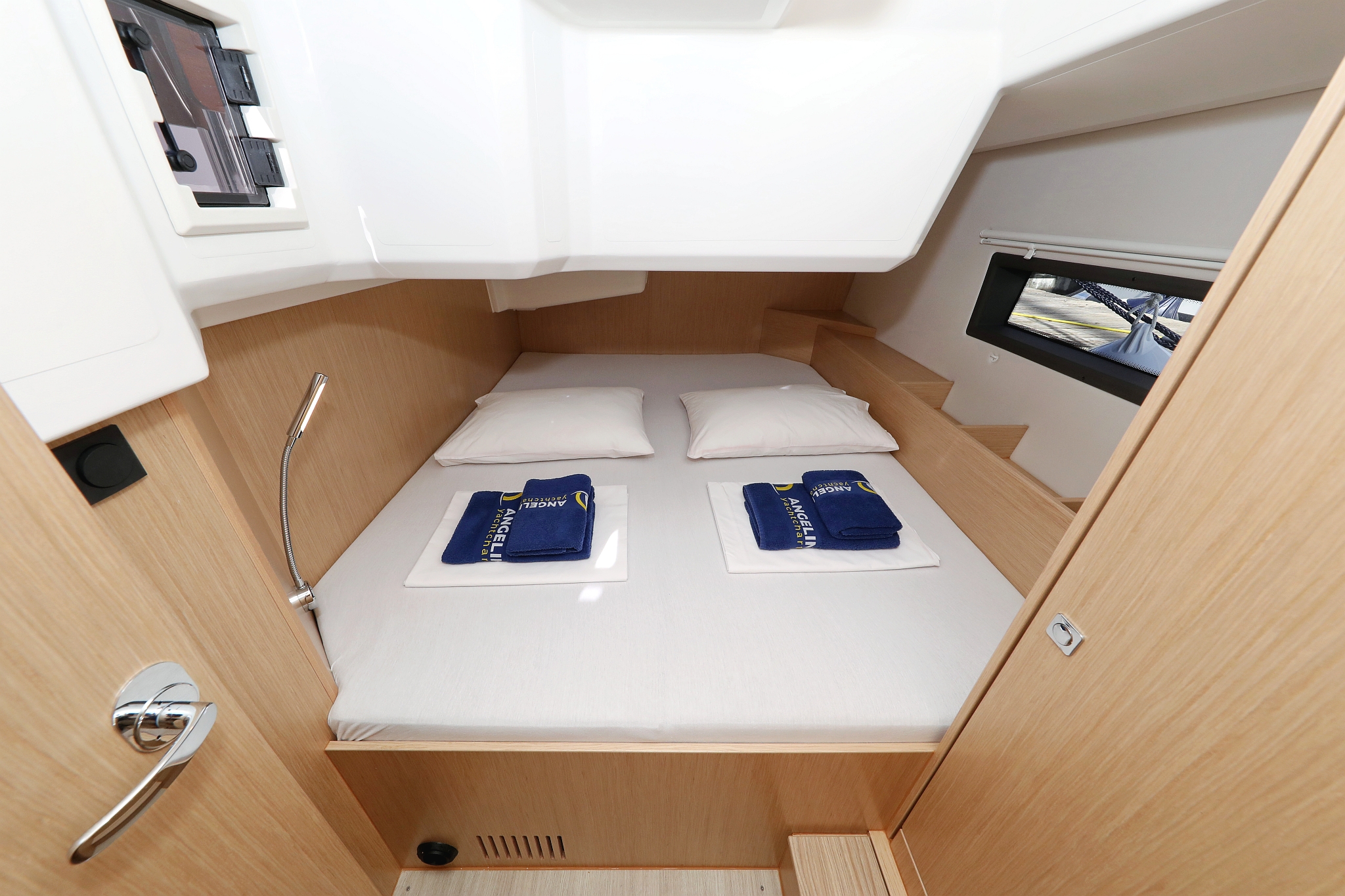 Bavaria C42 — photo 28