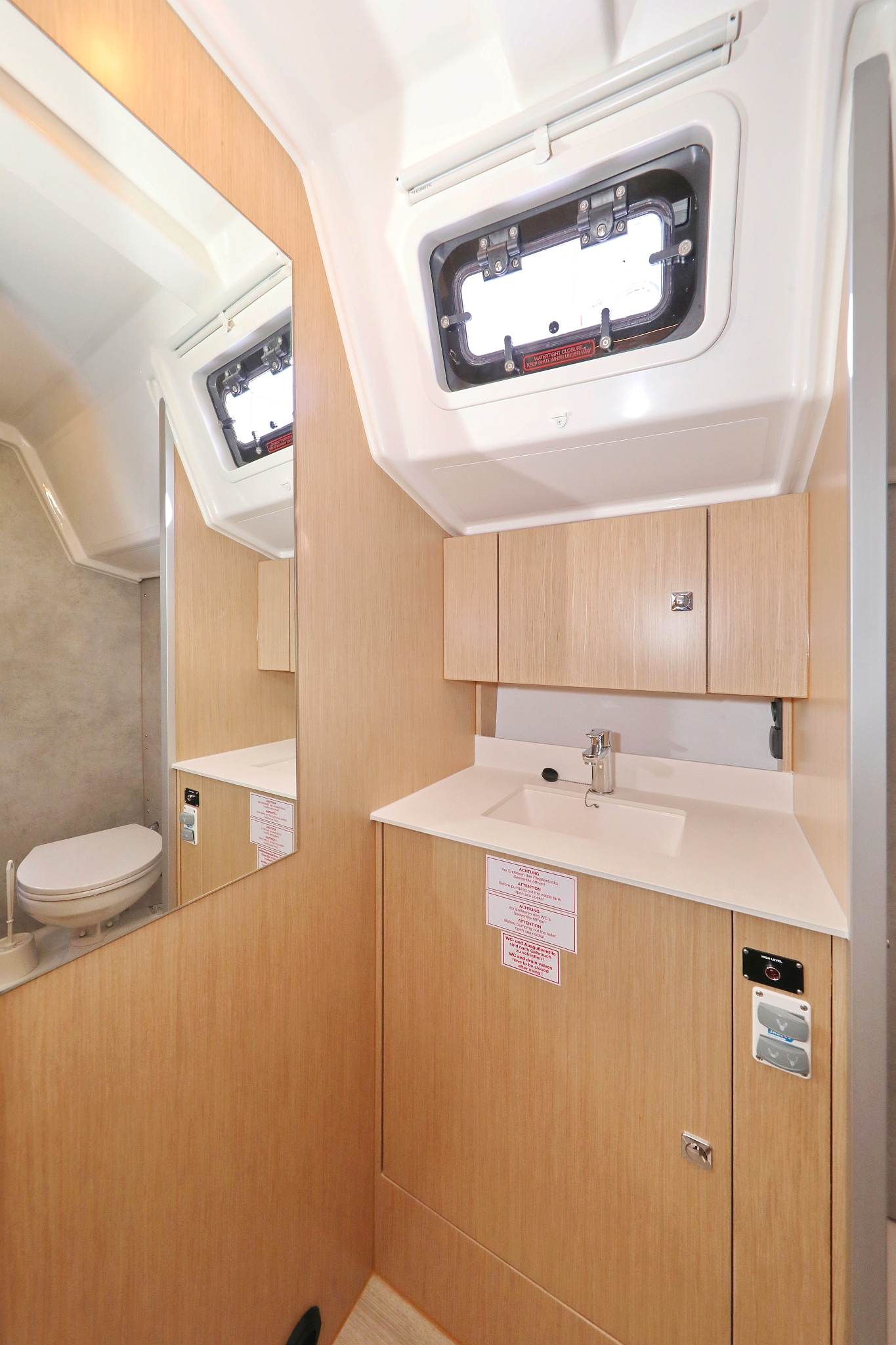 Bavaria C42 — photo 39