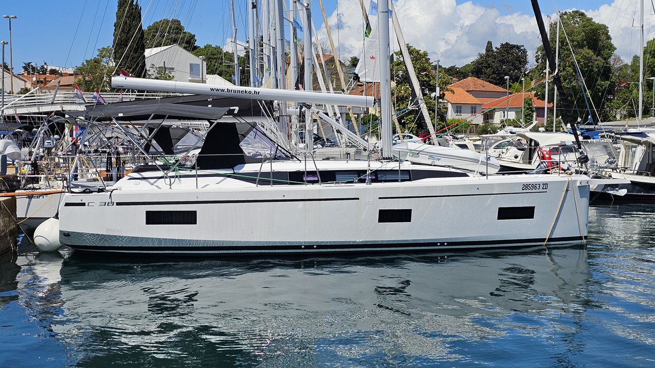 Bavaria C38 — photo 1