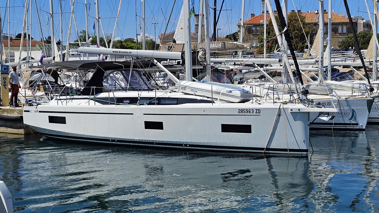 Bavaria C38 — photo 25