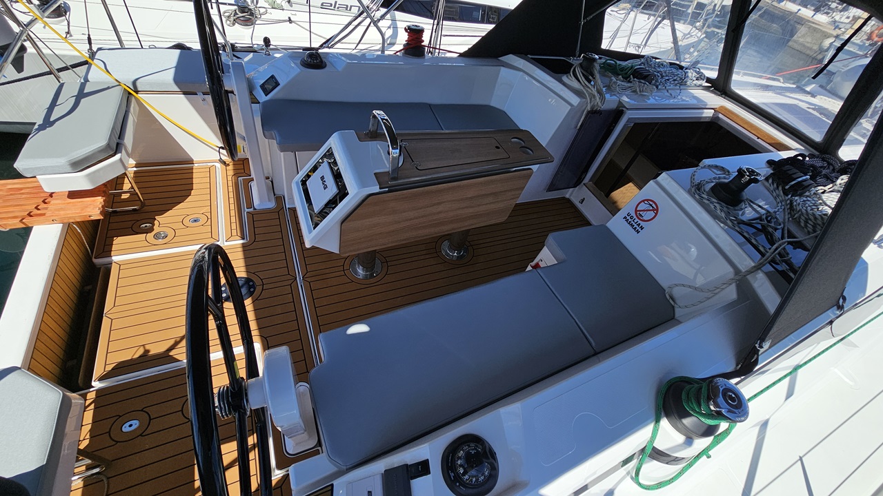 Bavaria C38 — photo 28