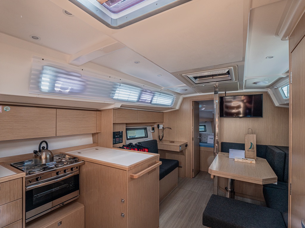 Bavaria C38 — photo 8