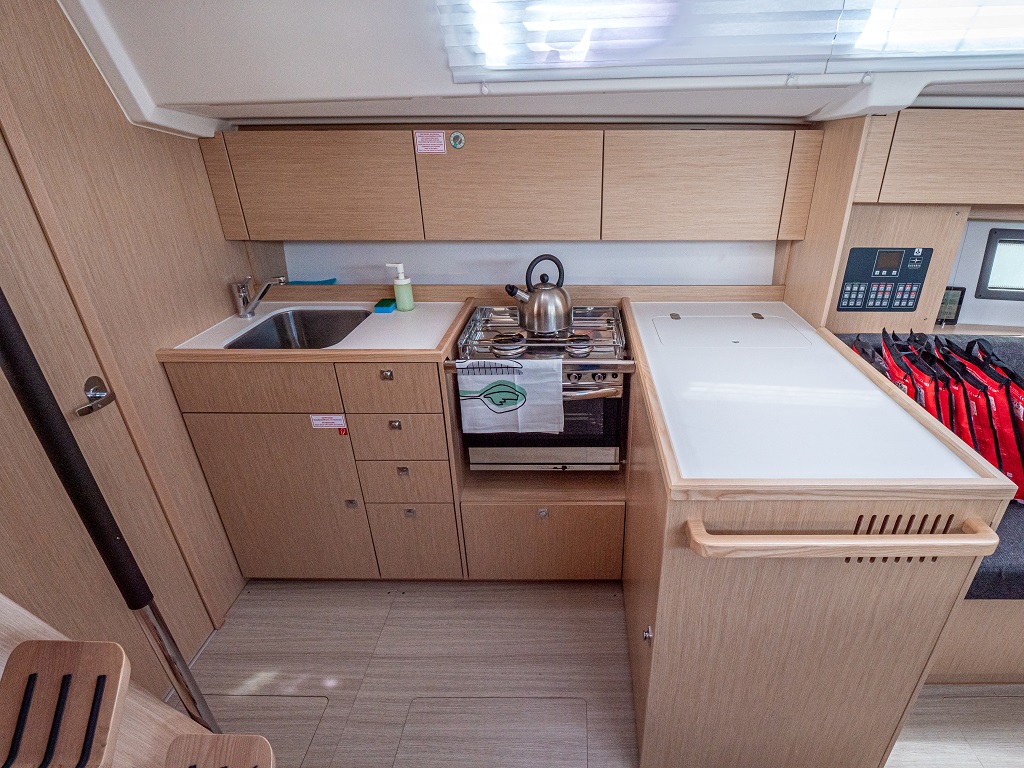 Bavaria C38 — photo 9