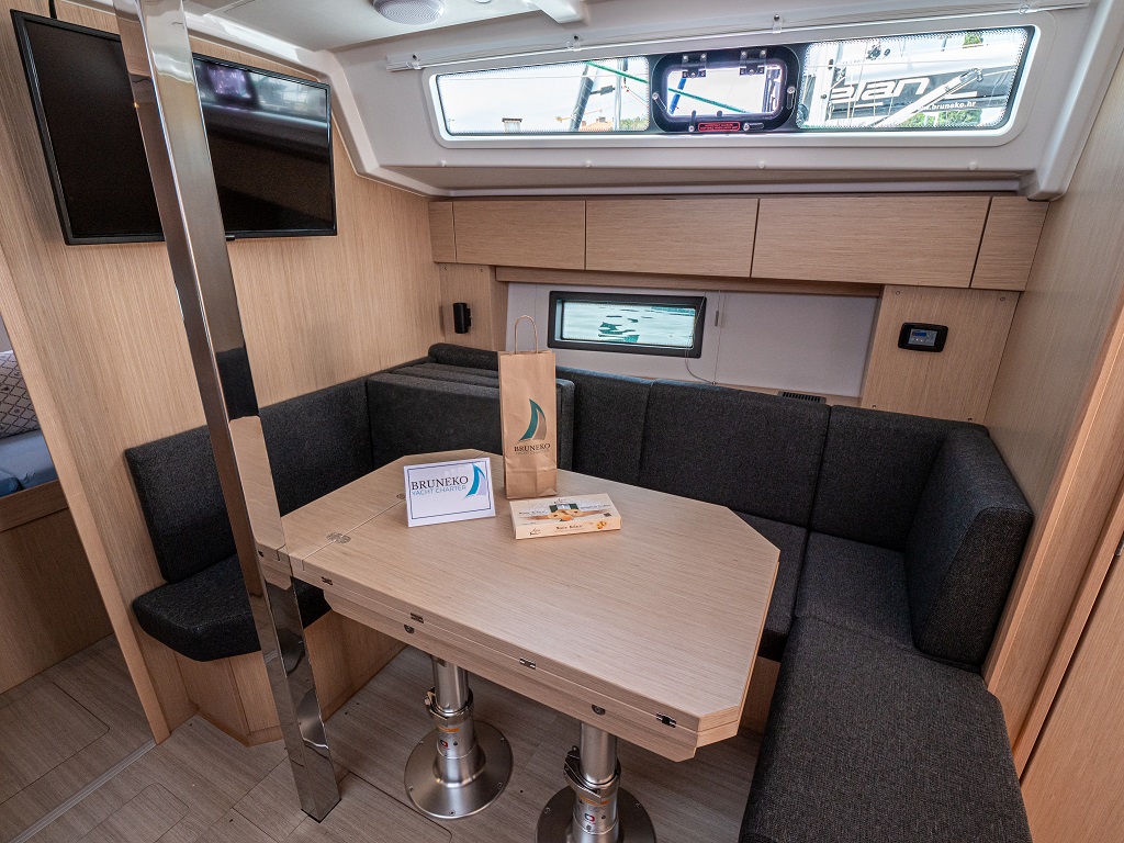 Bavaria C38 — photo 11