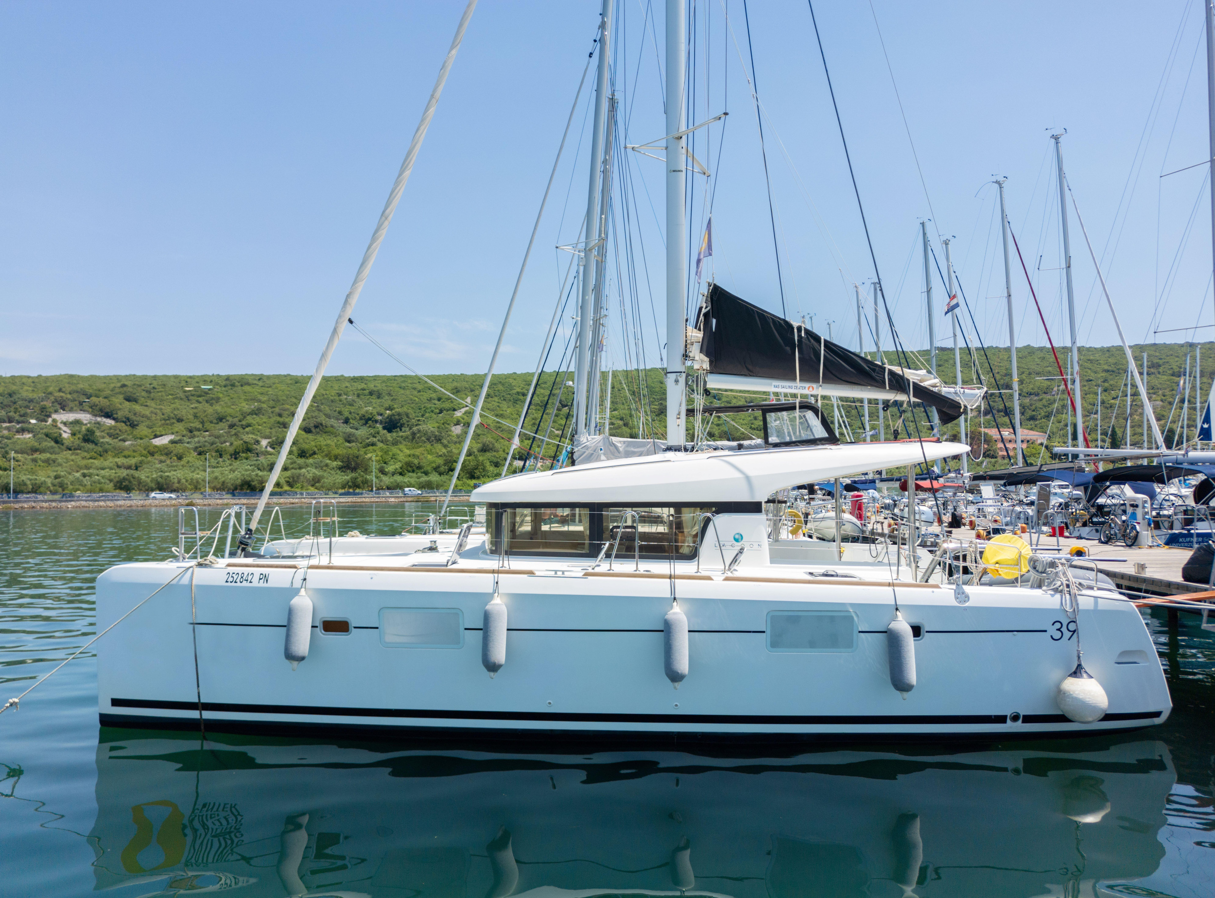 Lagoon 39 - 4 + 2 cab. — photo 20