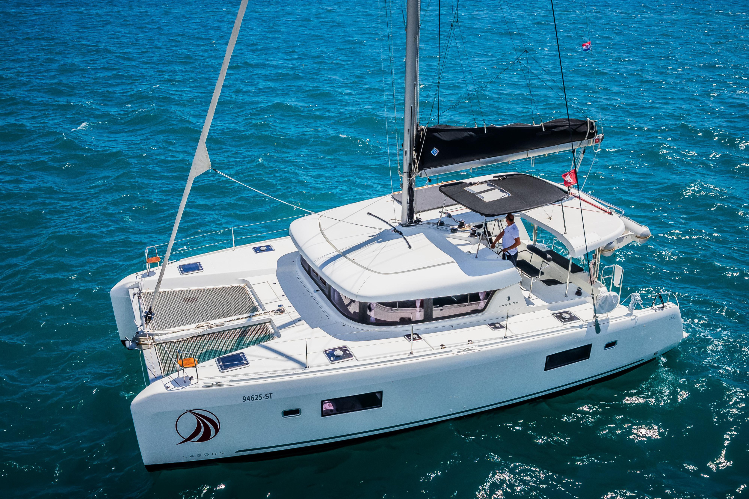 Lagoon 42 - 4 + 2 cab. — photo 1