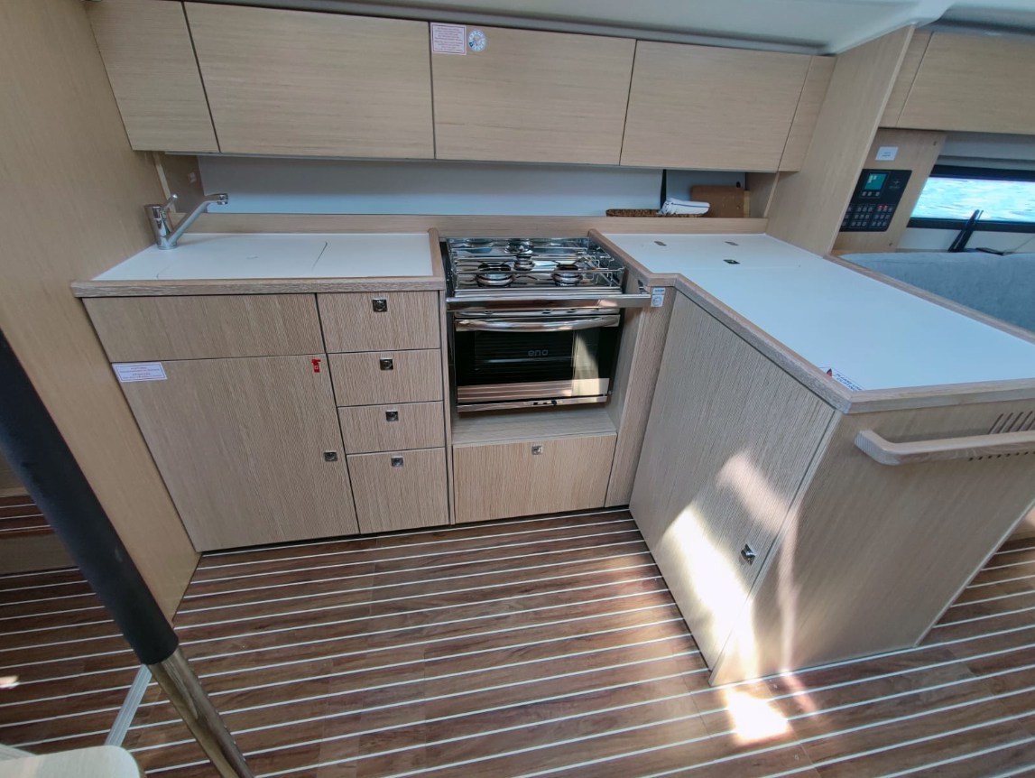 Bavaria C42 — photo 12