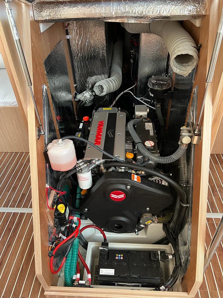 Bavaria C42 — photo 22