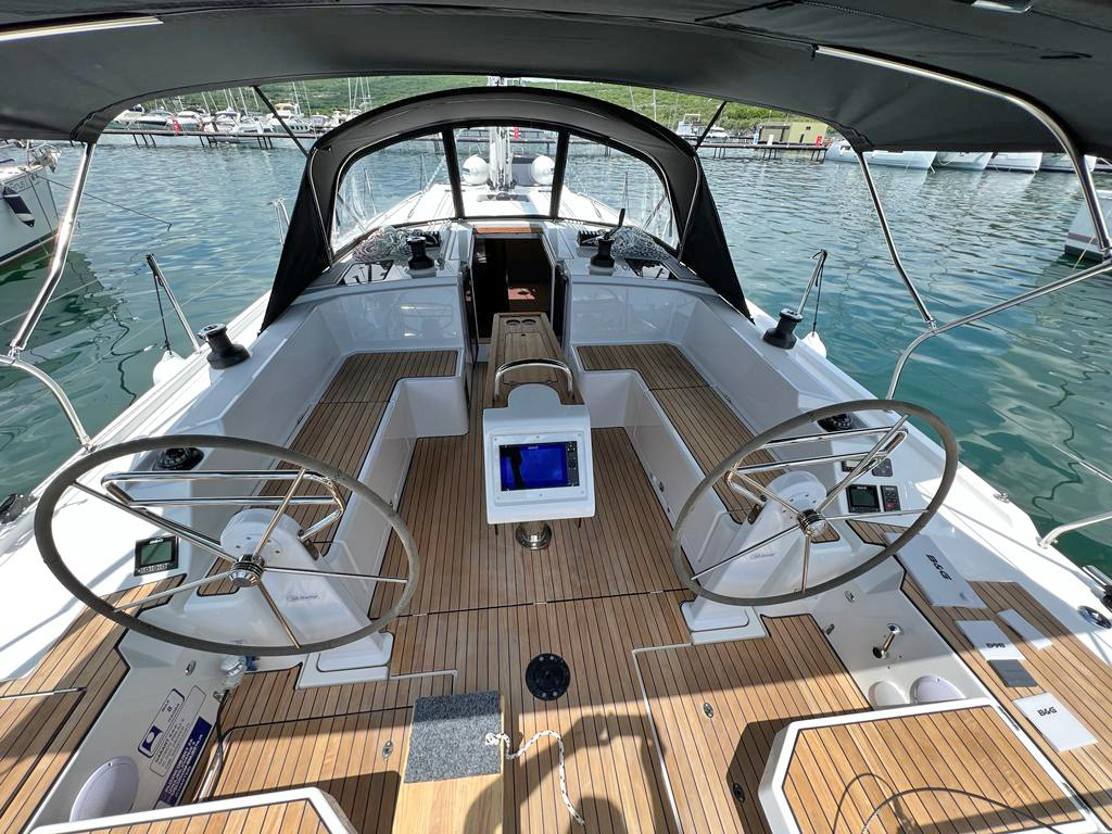 Bavaria C42 — photo 6