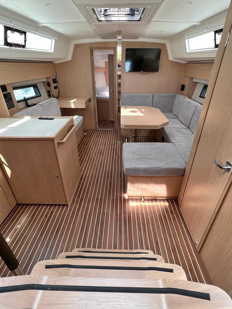 Bavaria C42 — photo 11