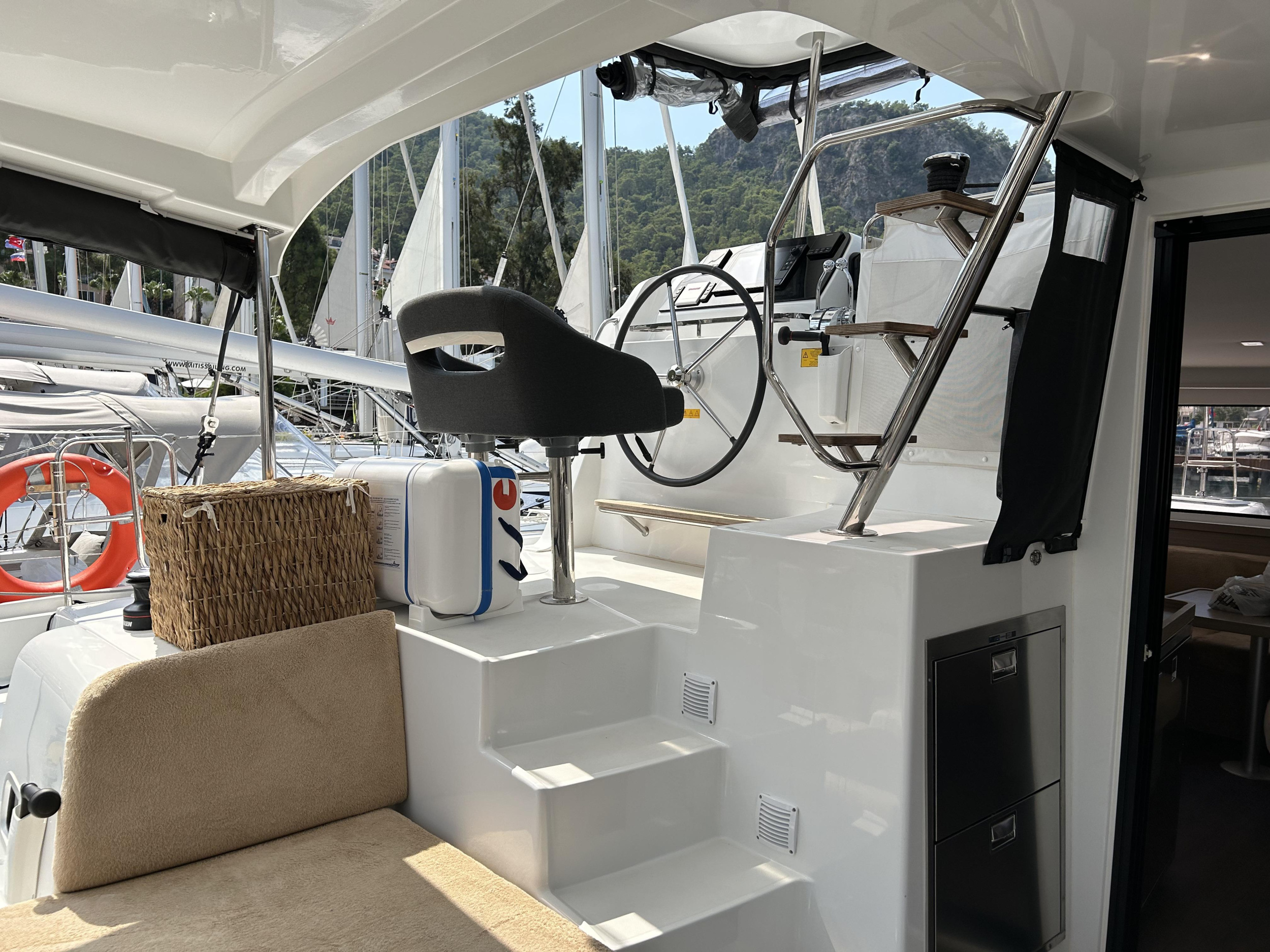 Lagoon 42 - 4 + 1 cab. — photo 3