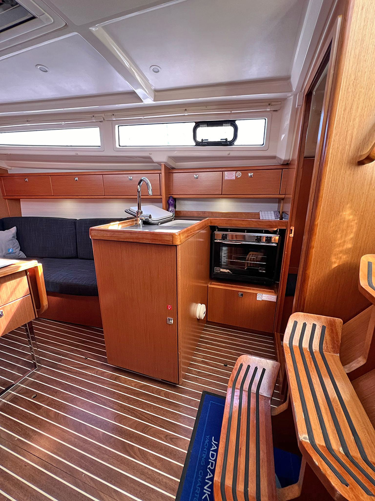 Bavaria Cruiser 33 — photo 22