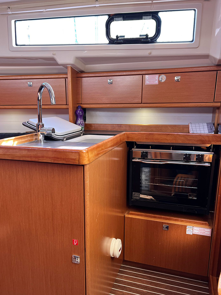 Bavaria Cruiser 33 — photo 27