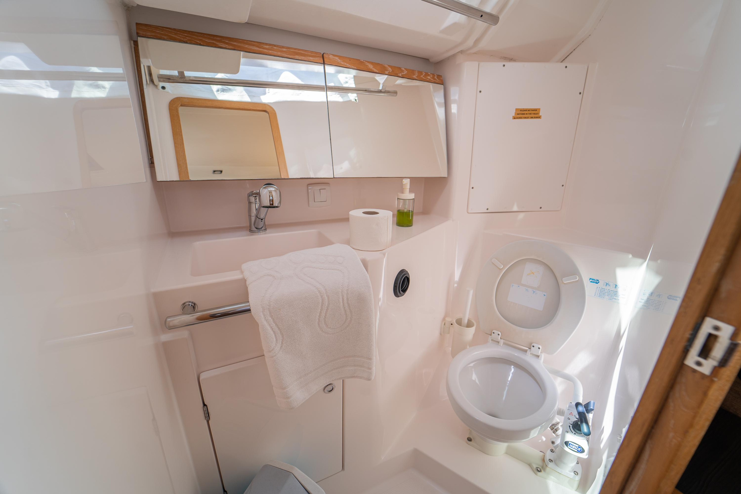 Salona 380 — photo 29