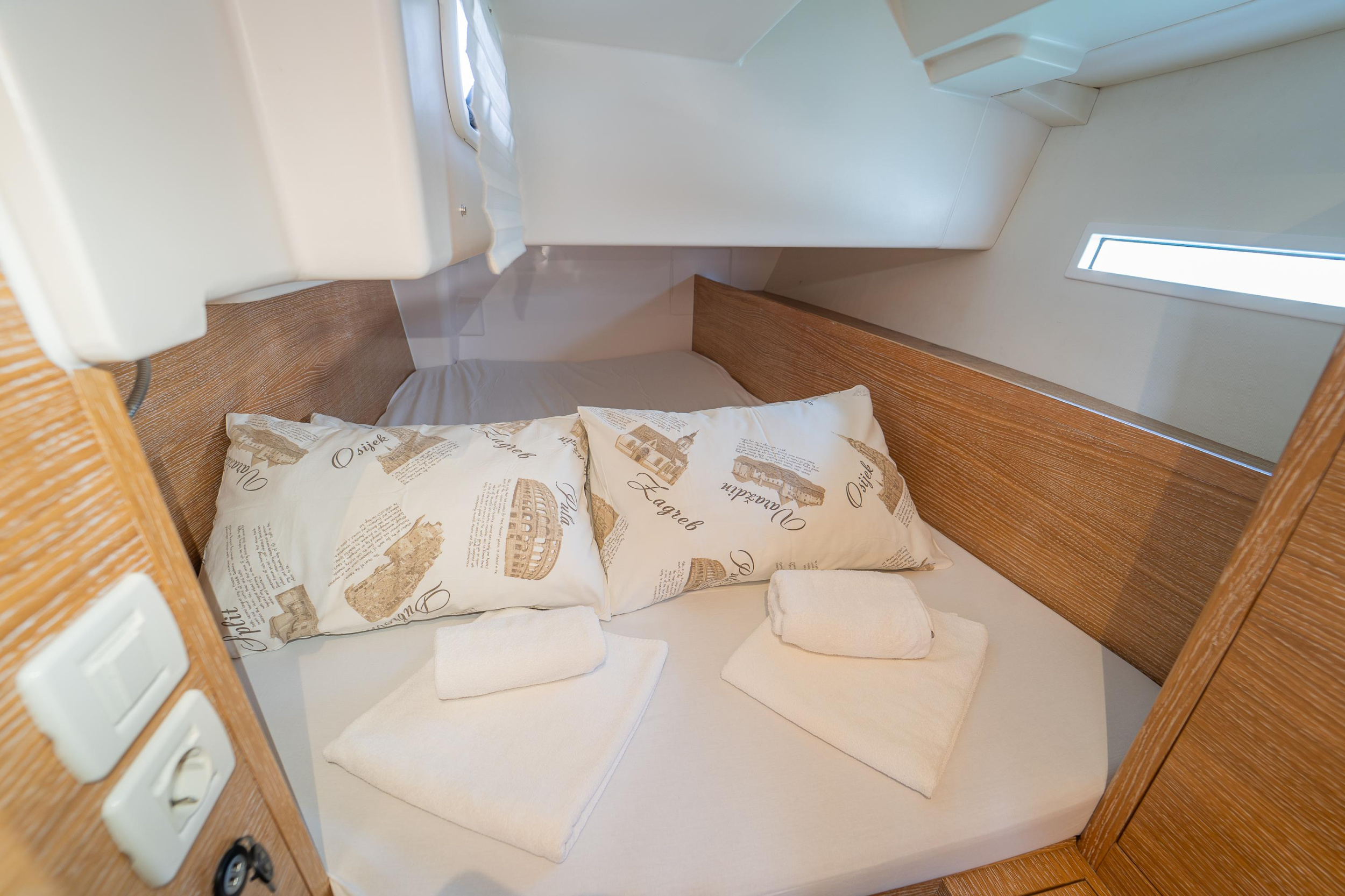 Salona 380 — photo 31