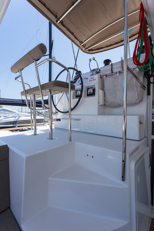 Lagoon 400 S2 - 4 + 2 cab. — photo 7