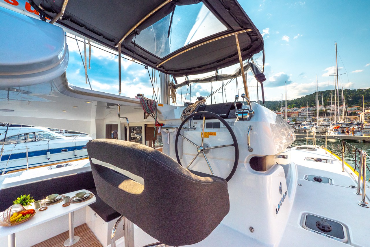 Lagoon 40 - 4 + 2 cab — photo 8
