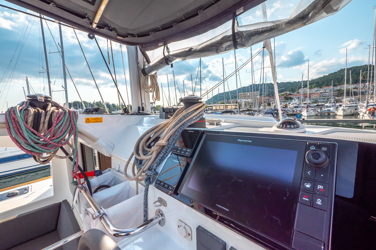 Lagoon 40 - 4 + 2 cab — photo 9