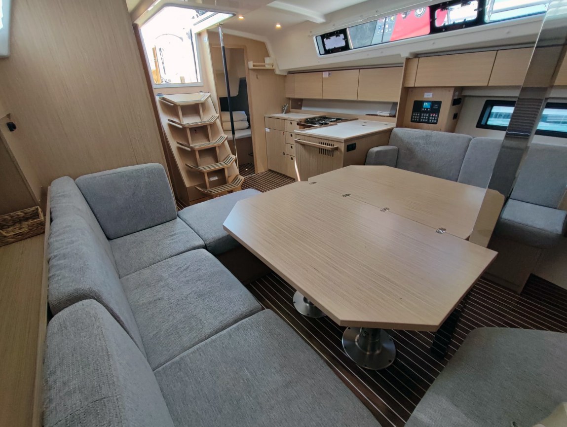 Bavaria C42 — photo 11