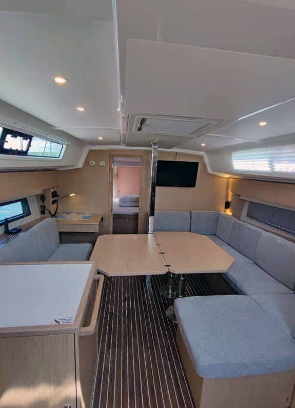 Bavaria C42 — photo 12