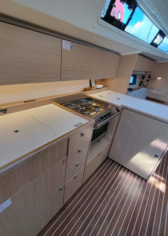 Bavaria C42 — photo 14