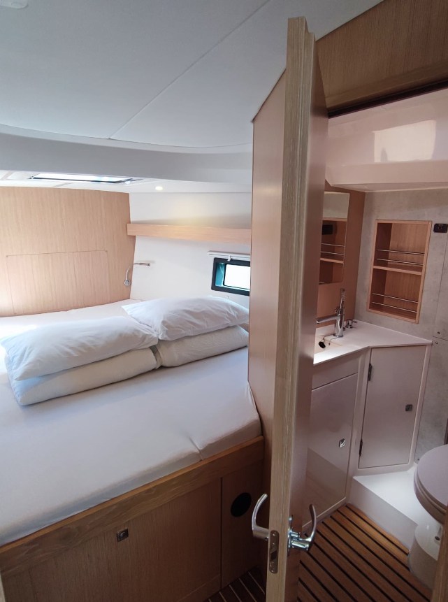 Bavaria C42 — photo 18