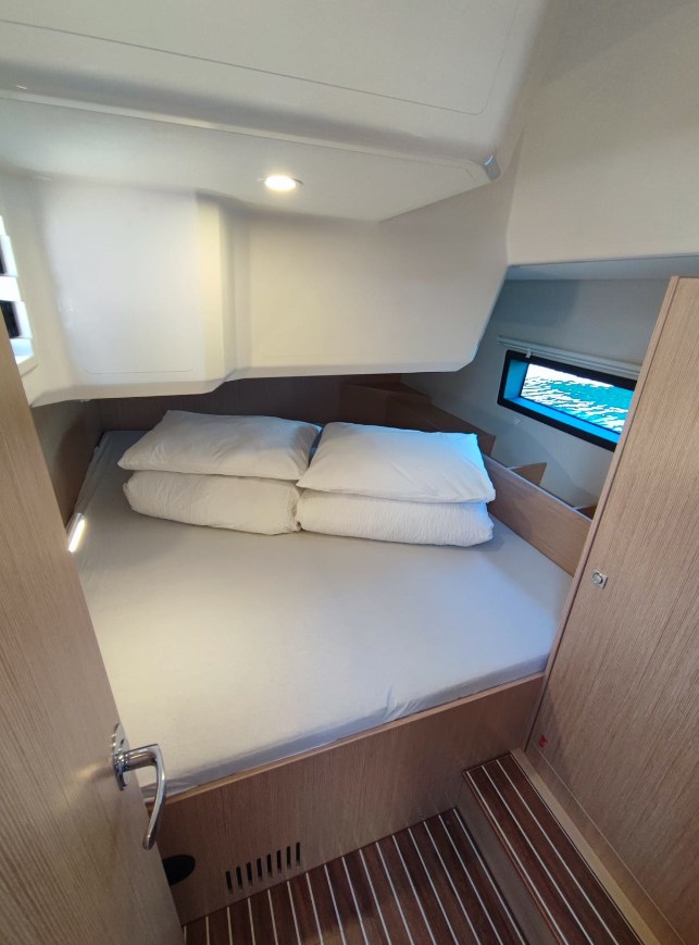 Bavaria C42 — photo 21