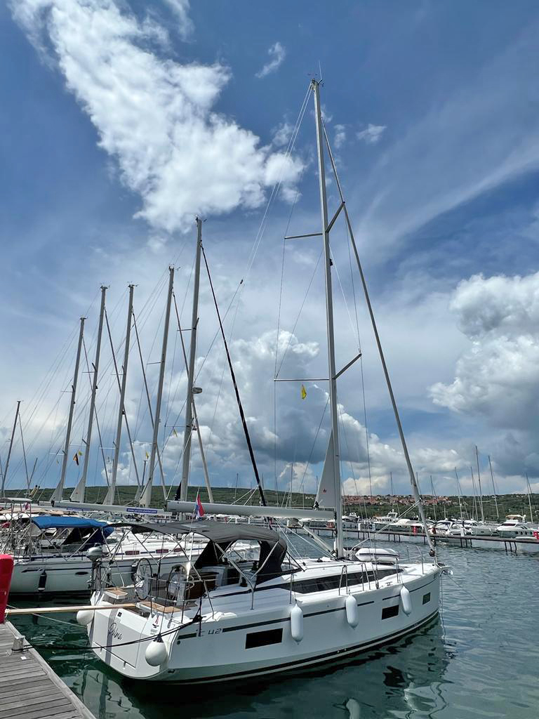 Bavaria C42 — photo 3