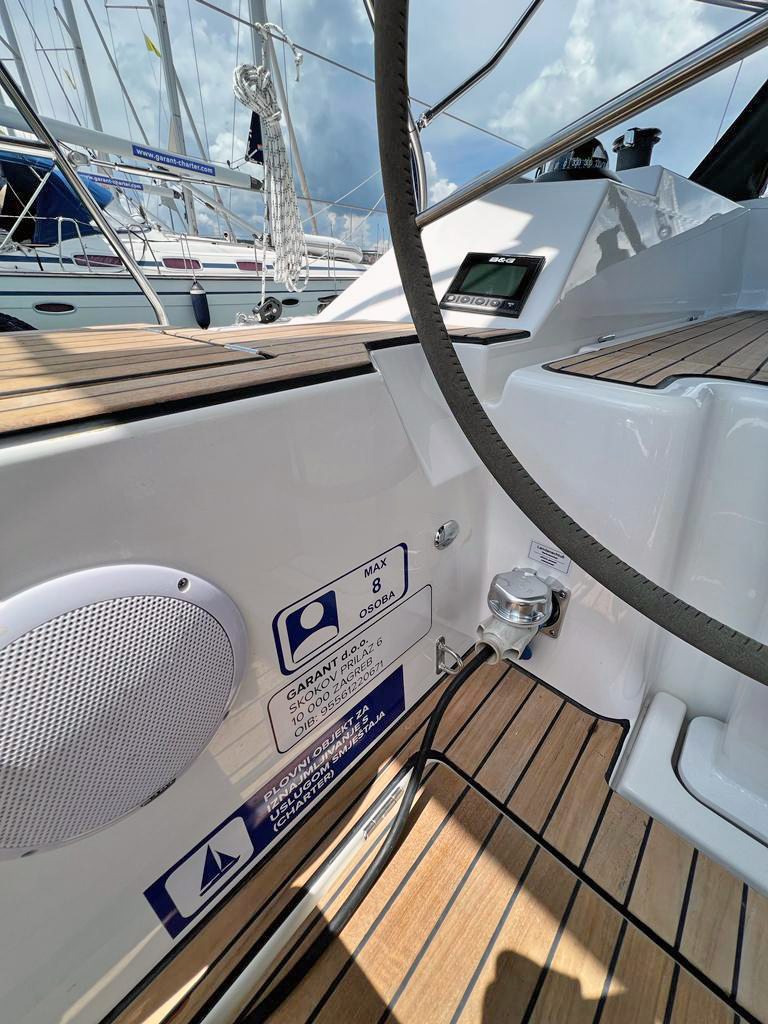 Bavaria C42 — photo 7
