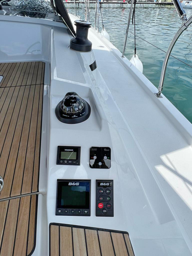 Bavaria C42 — photo 8