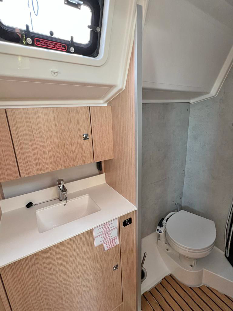 Bavaria C42 — photo 17