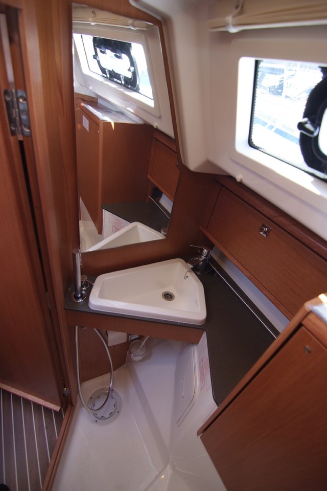 Bavaria Cruiser 34 — photo 13