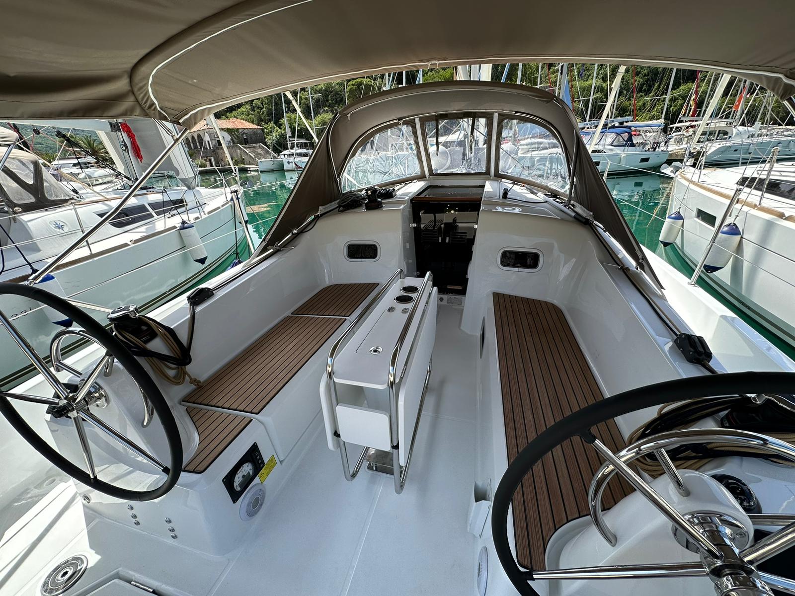 Sun Odyssey 350 - 3 cab. — photo 3