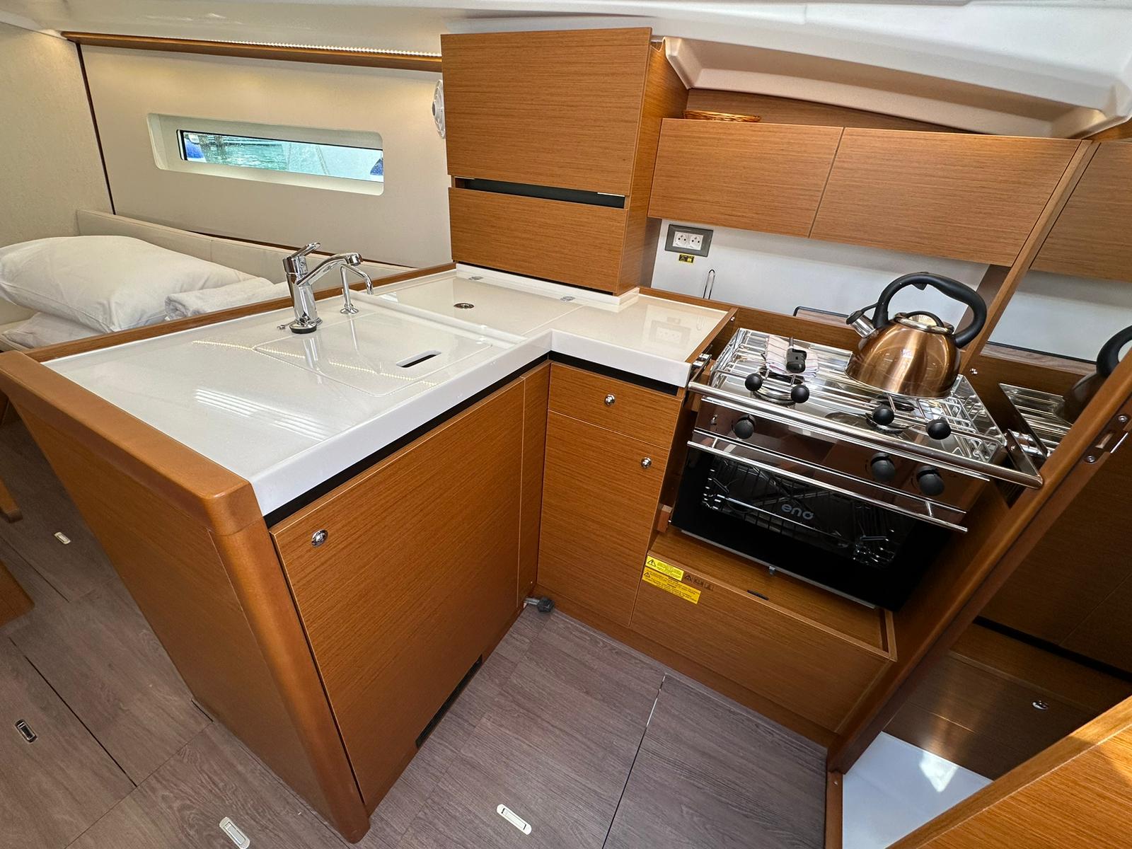 Sun Odyssey 350 - 3 cab. — photo 11