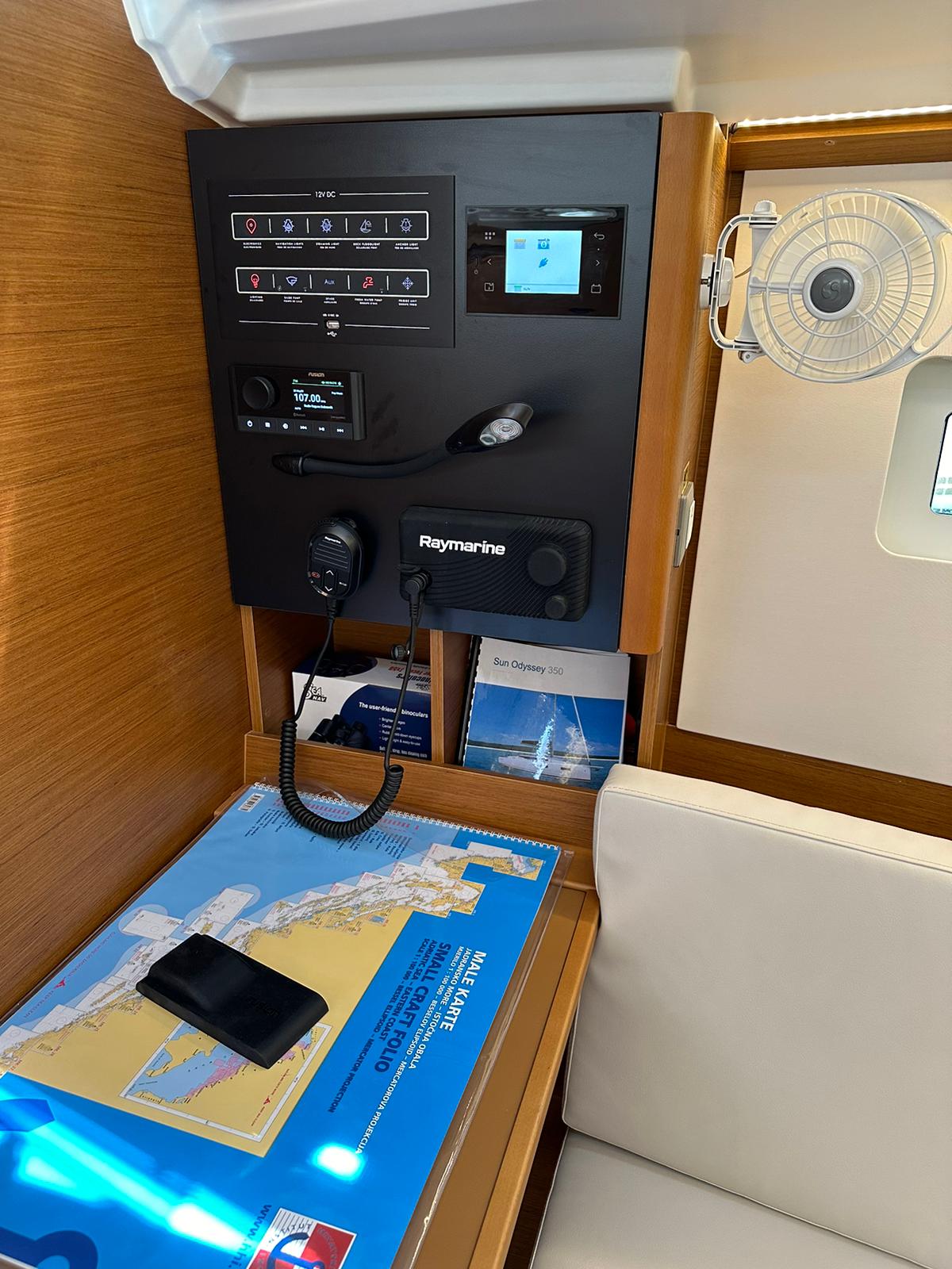 Sun Odyssey 350 - 3 cab. — photo 15